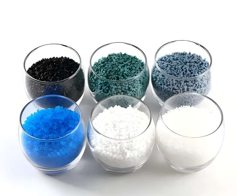 A nagy keménységű TPE anyagból készült termékek könnyebben fehérednek? Az anyagkeménység összefügg a fehérítéssel?